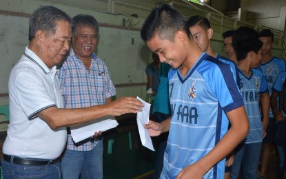 <p><strong>CASH INCENTIVES.</strong> Governor Alfredo Marañon Jr. (left), with Second District Board Member Salvador Escalante Jr., leads the distribution of cash incentives to Palarong Pambansa medalists at the Negros Occidental Multi-Purpose Activity Center in Bacolod City on Thursday (May 3, 2018). <em>(Photo courtesy of Negros Occidental Capitol PIO)</em></p>
<p> </p>
<p> </p>